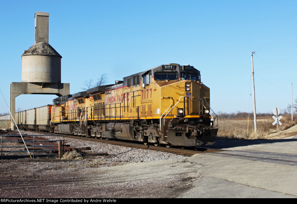 UP 7177 leads coal empties from Weston